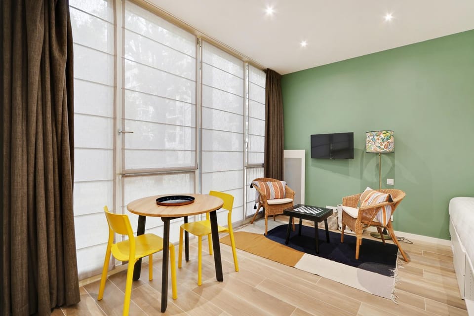 TV and multimedia, Seating area, Dining area