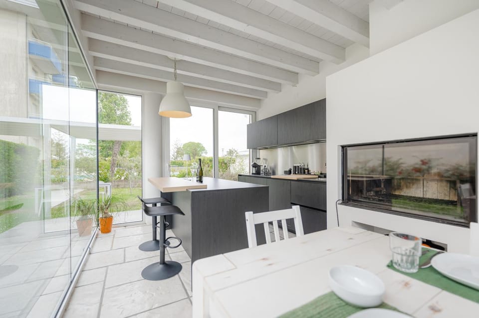 Kitchen or kitchenette, Dining area, minibar