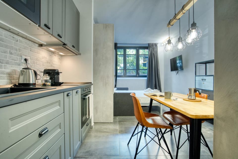 TV and multimedia, Kitchen or kitchenette, Dining area, oven, stove