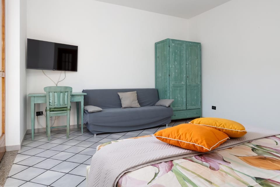 Bed, TV and multimedia, Photo of the whole room, Seating area, Bedroom, wardrobe