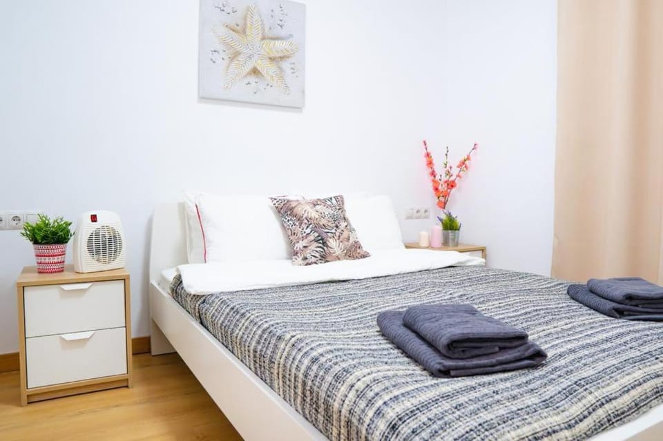 Bed, Bedroom, towels