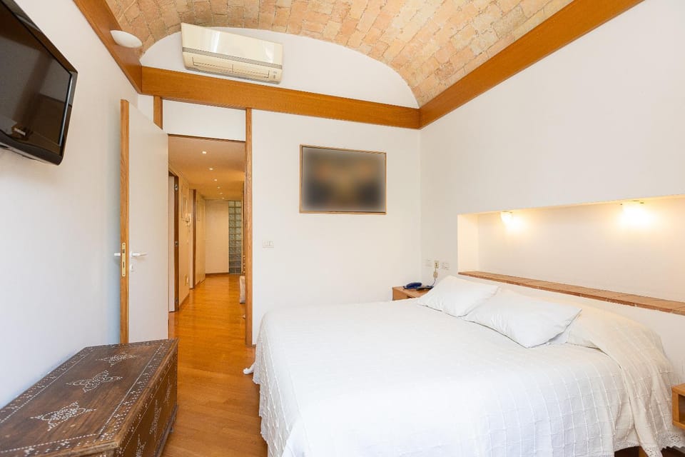 Bed, TV and multimedia, Bedroom, air conditioner