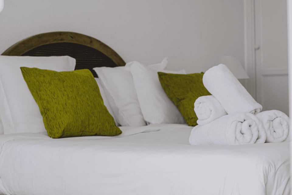 Bed, towels