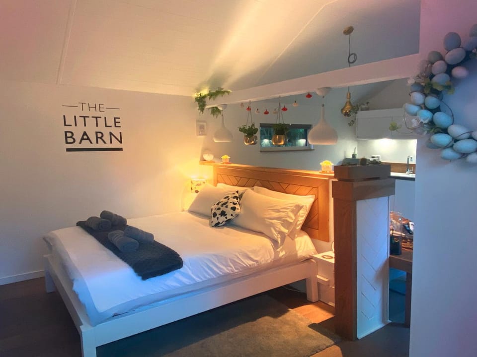 Property building, Bed, Bedroom, towels