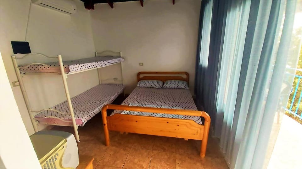 Bed, Photo of the whole room, Bedroom, bunk bed, hair dresser