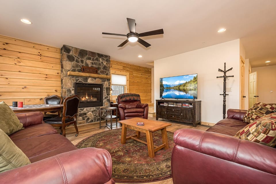 TV and multimedia, Living room, Seating area, fireplace, furniture