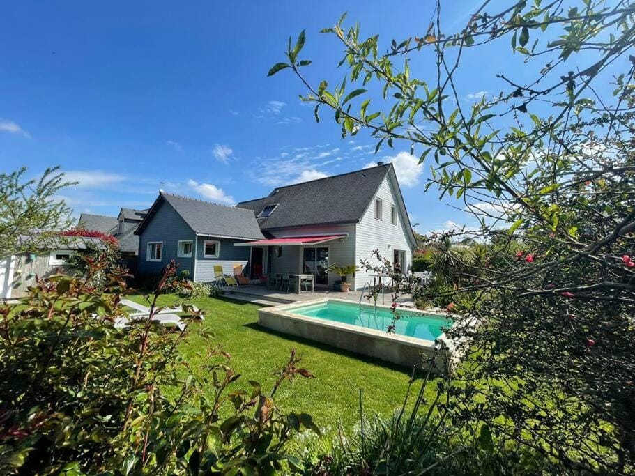 Maison en bois avec piscine à 1000 m des plages. Villa in Guidel