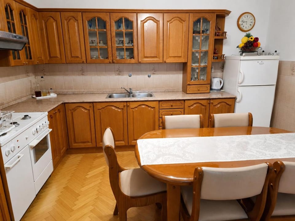 Kitchen or kitchenette, Dining area, oven, stove