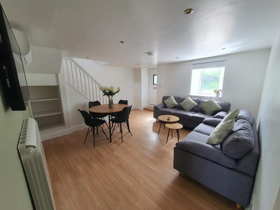 Living room, Dining area, internet