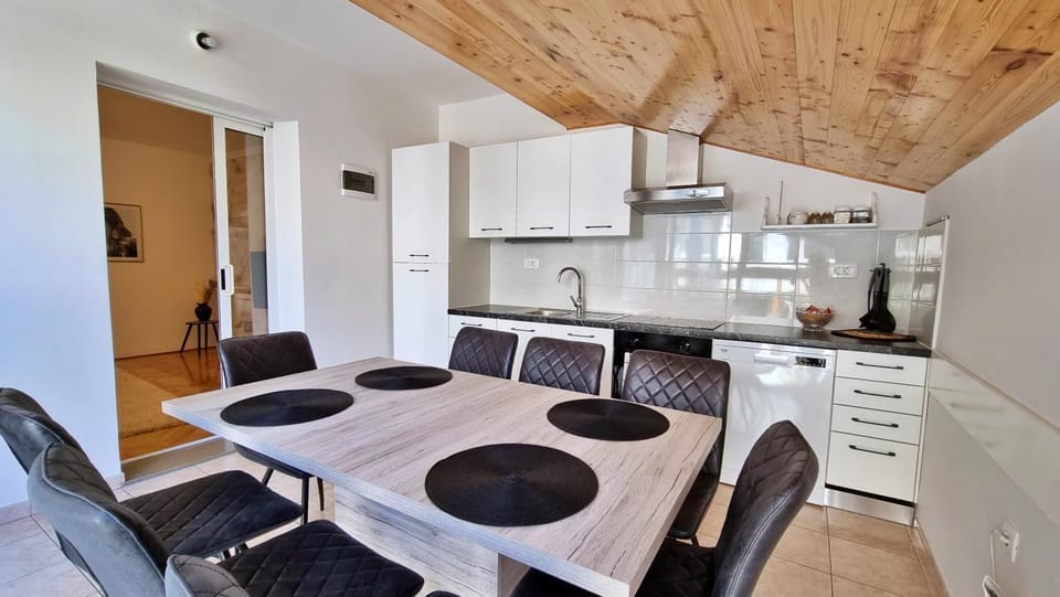 Kitchen or kitchenette, Dining area