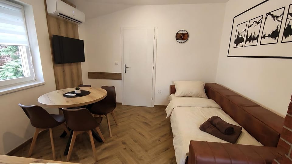 TV and multimedia, Living room, Seating area, Dining area, air conditioner
