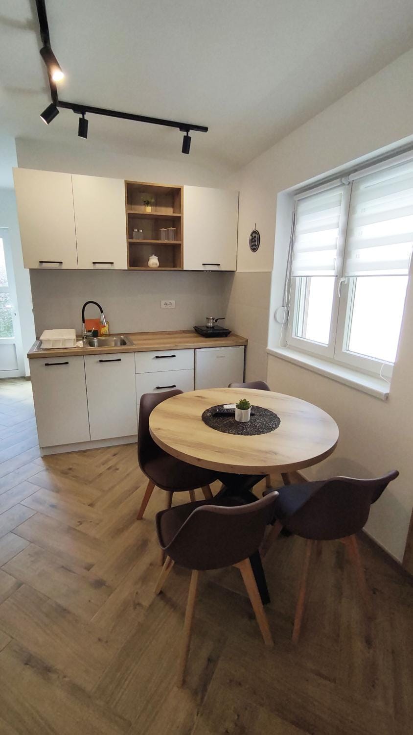 Kitchen or kitchenette, Dining area