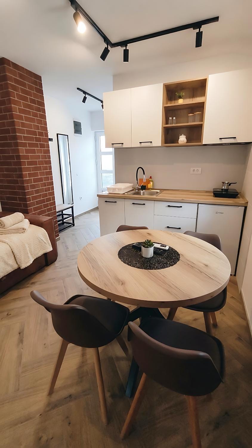 Kitchen or kitchenette, Photo of the whole room, Dining area