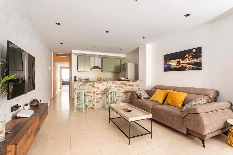 TV and multimedia, Kitchen or kitchenette, Living room, Seating area, Dining area
