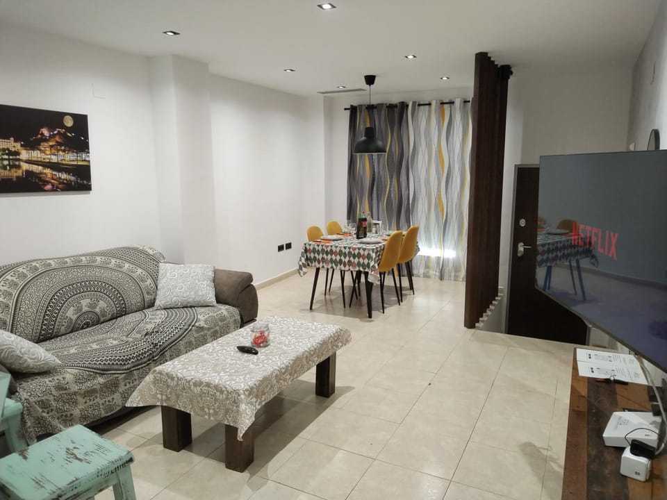 Communal lounge/ TV room, TV and multimedia, Living room, Seating area, Evening entertainment