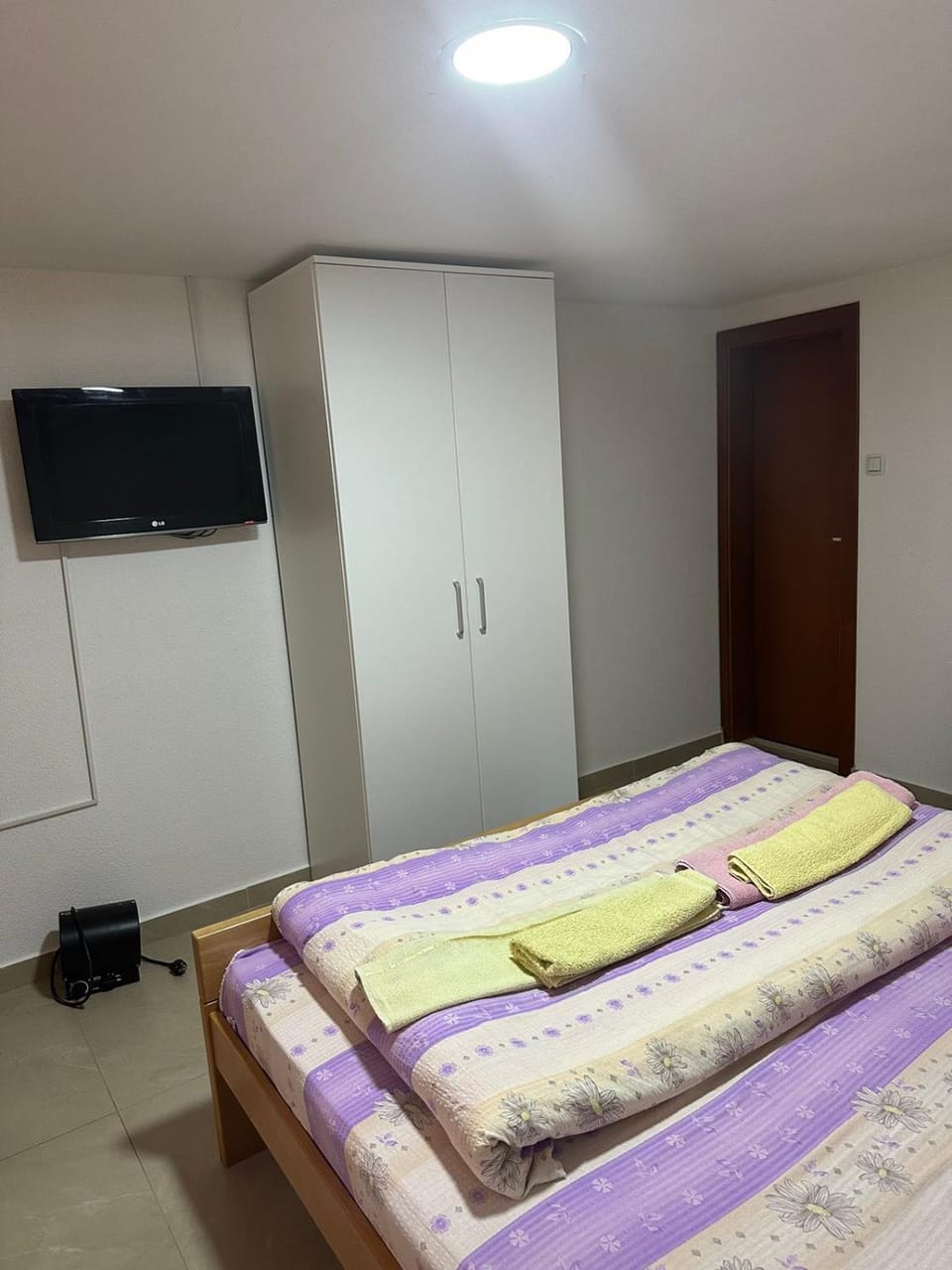 Bed, TV and multimedia, Photo of the whole room, Bedroom, towels, wardrobe