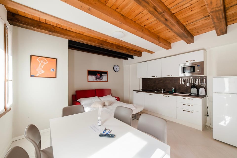 Kitchen or kitchenette, Dining area, minibar, stove