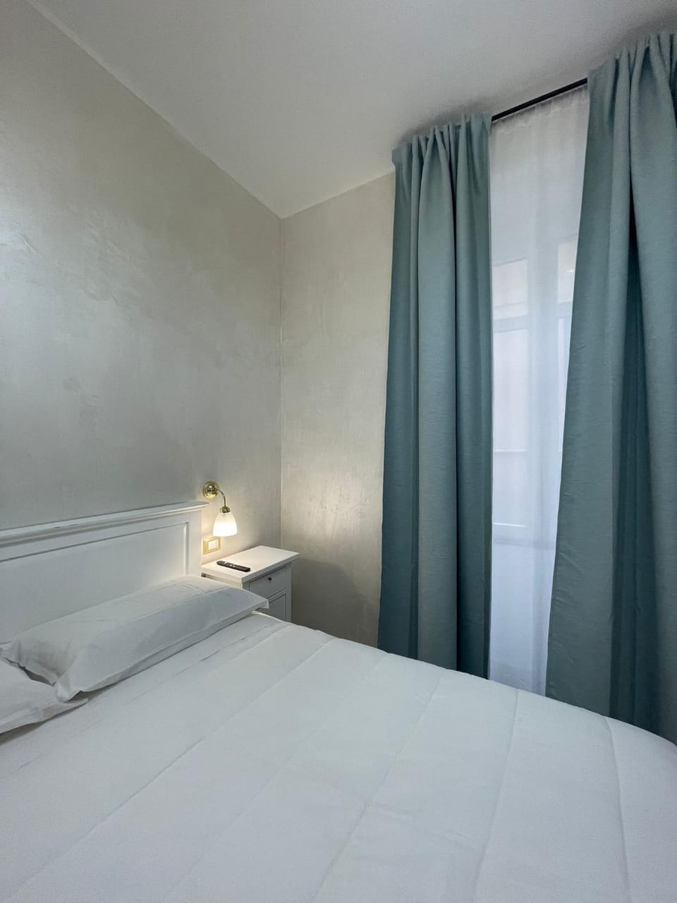Bed, TV and multimedia, Bedroom, Quiet street view
