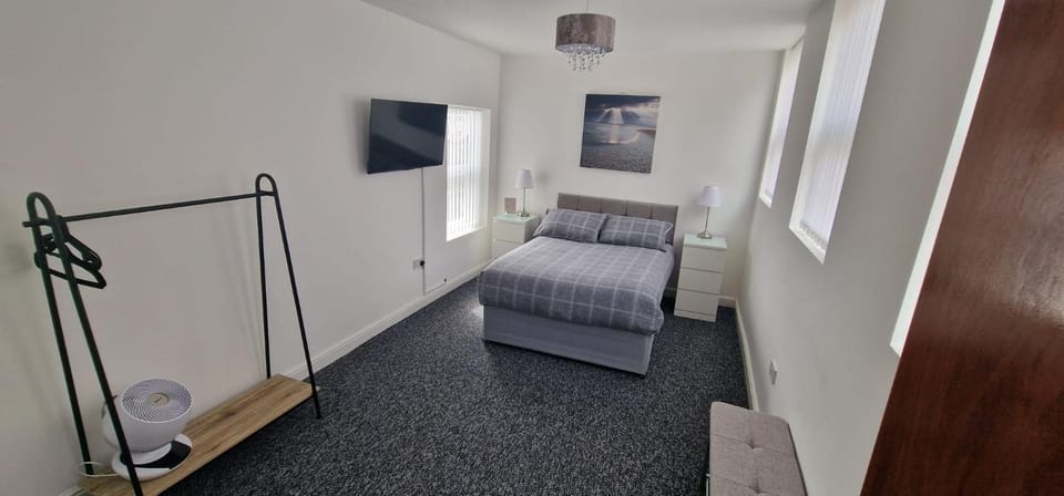Bed, TV and multimedia, Photo of the whole room, Bedroom, wardrobe