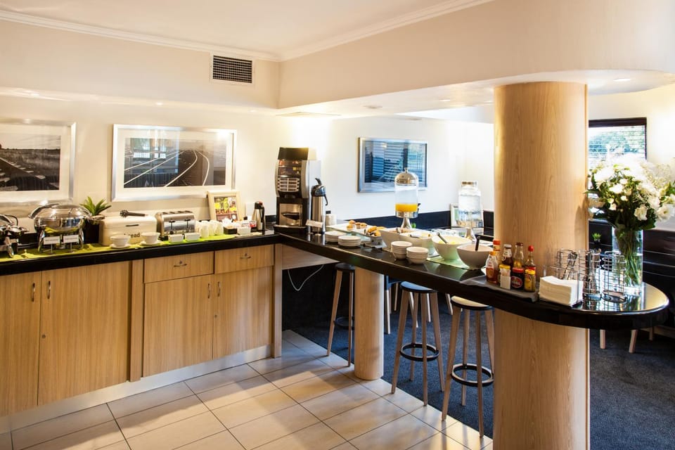 Coffee/tea facilities, Kitchen or kitchenette, Food and drinks, Food, minibar, stove