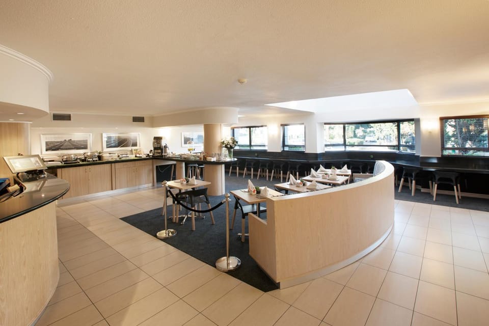 Restaurant/places to eat, Kitchen or kitchenette, Living room, Banquet/Function facilities, Seating area