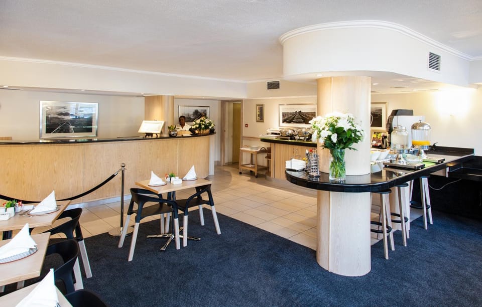 TV and multimedia, Kitchen or kitchenette, Living room, Food and drinks, Seating area, Dining area, Food