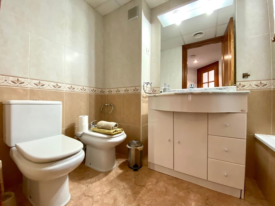 Toilet, bidet