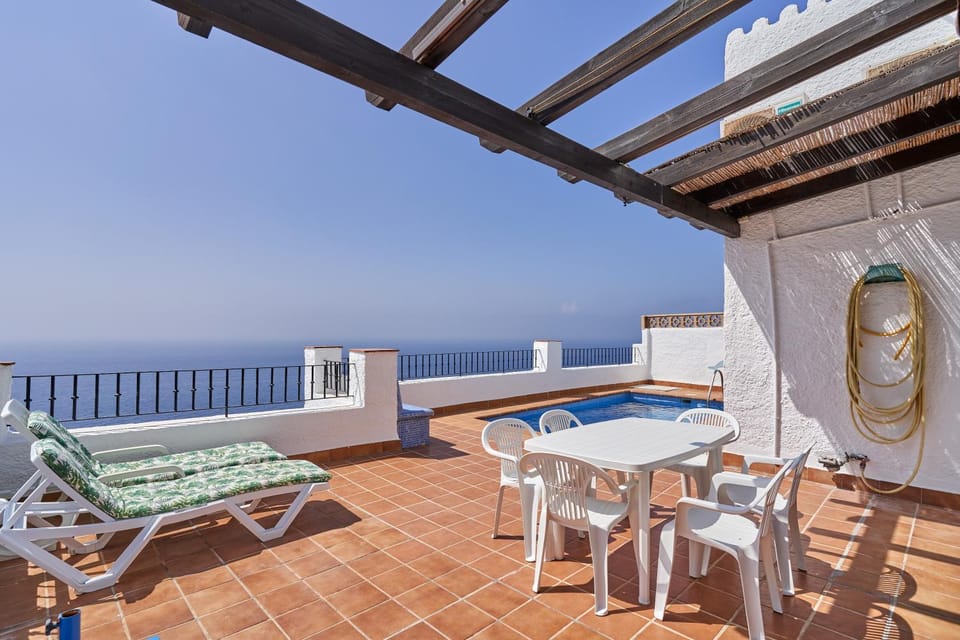 Property building, Balcony/Terrace, Living room