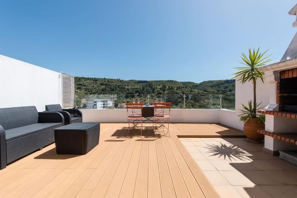 Casa das Andorinhas - T2 renovado com terraço Apartment in Sesimbra