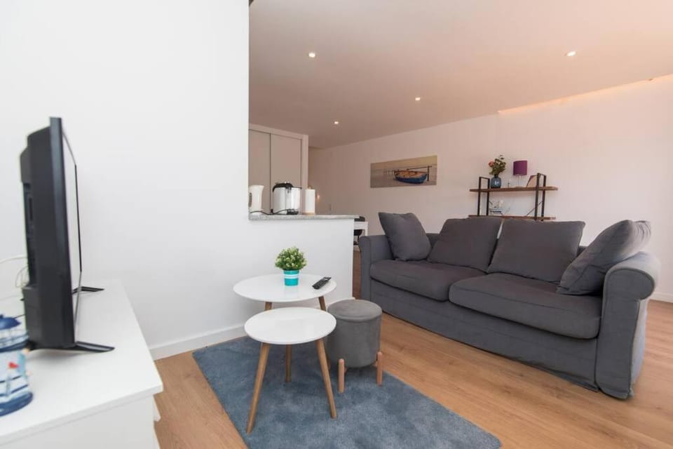 Casa das Andorinhas - T2 renovado com terraço Apartment in Sesimbra