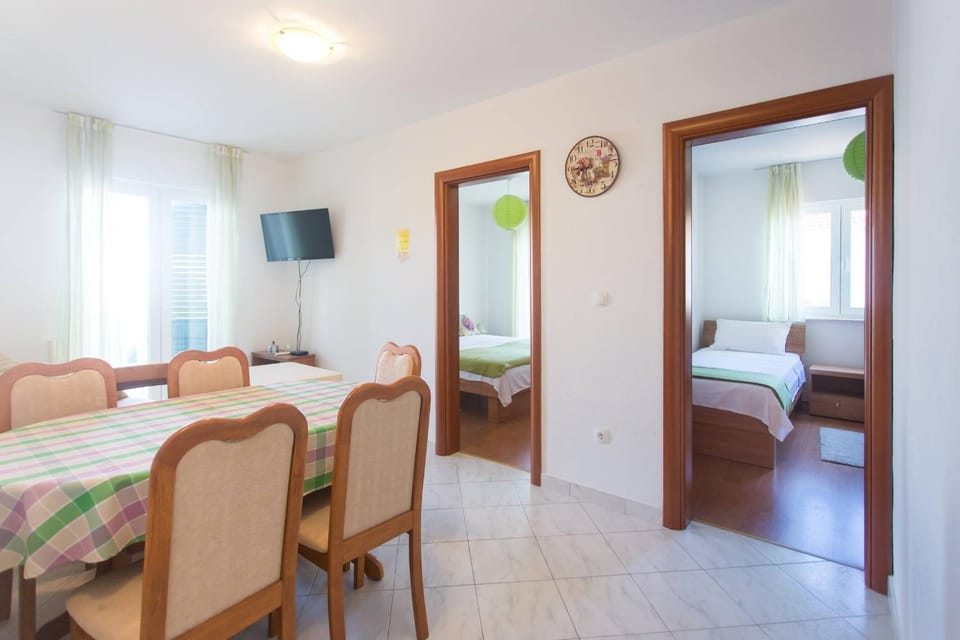 Communal lounge/ TV room, TV and multimedia, Living room, Seating area, Dining area