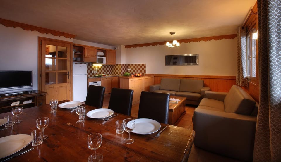 Kitchen or kitchenette, Living room, Dining area