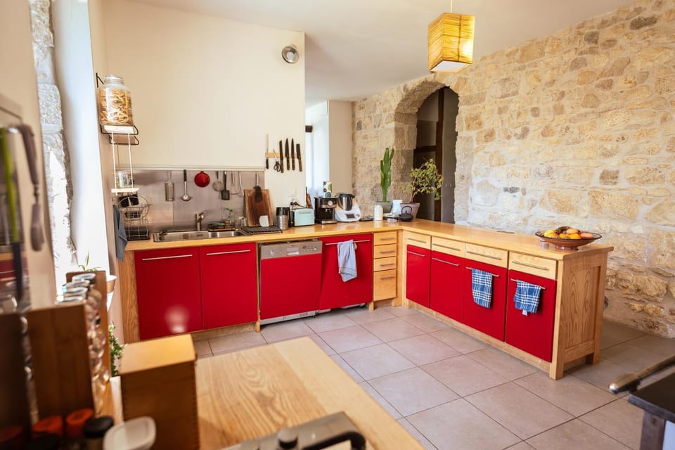 Kitchen or kitchenette, Dining area, pet friendly, stove