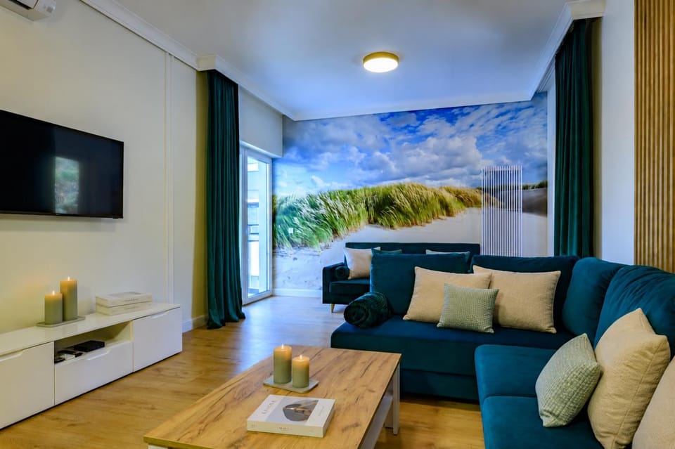 Communal lounge/ TV room, TV and multimedia, Living room, Seating area, Evening entertainment