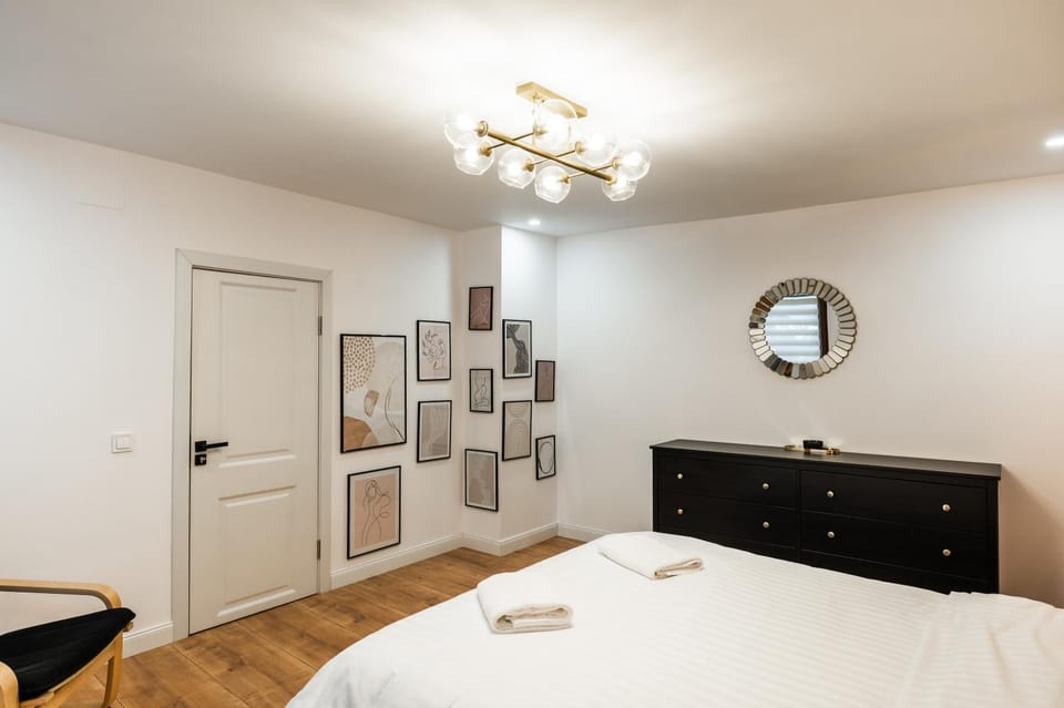 Photo of the whole room, Bedroom