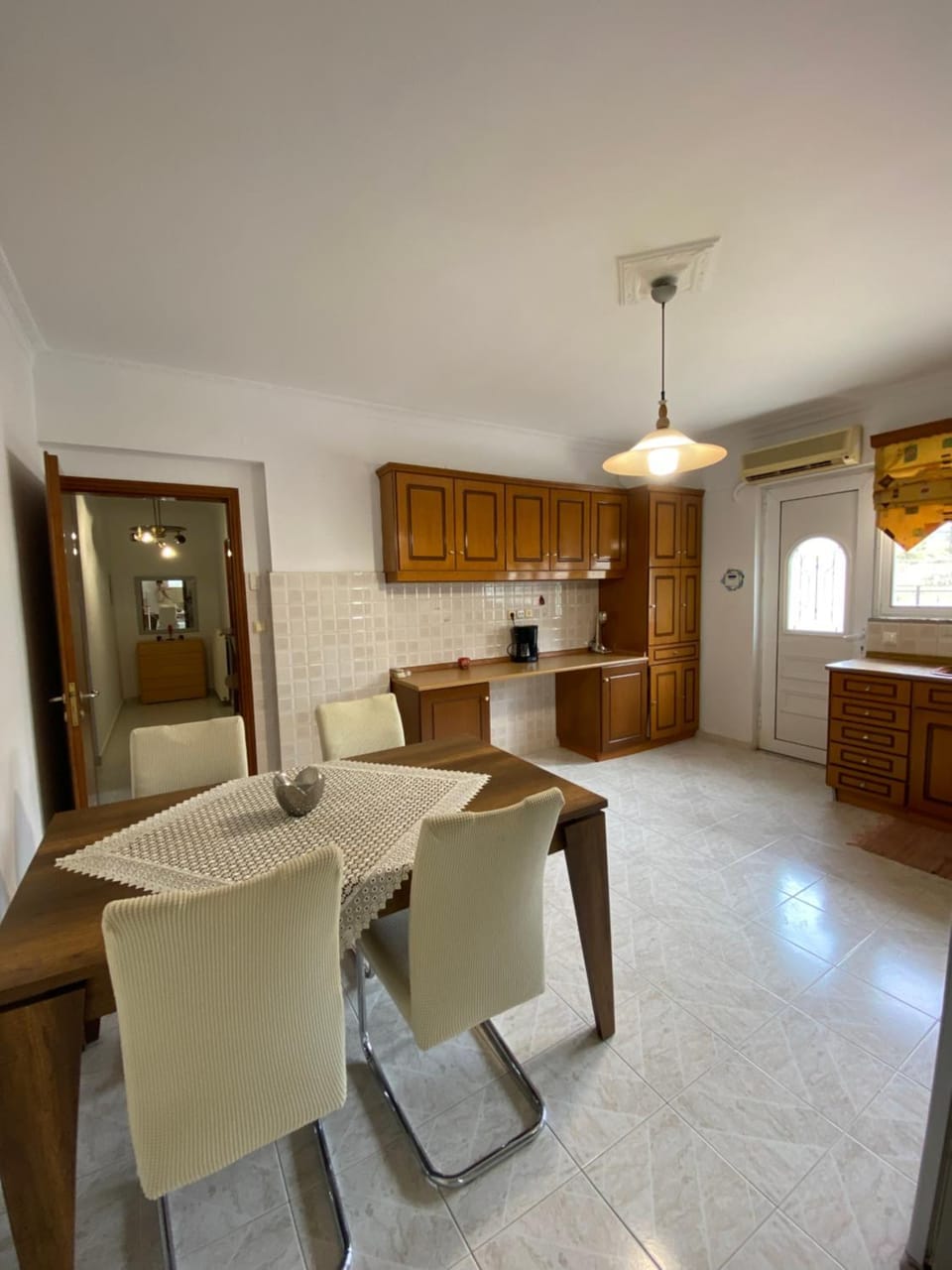 Kitchen or kitchenette, Dining area, stove