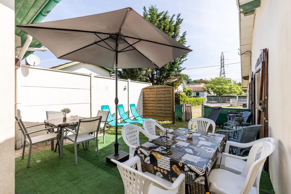 Property building, Balcony/Terrace, Living room
