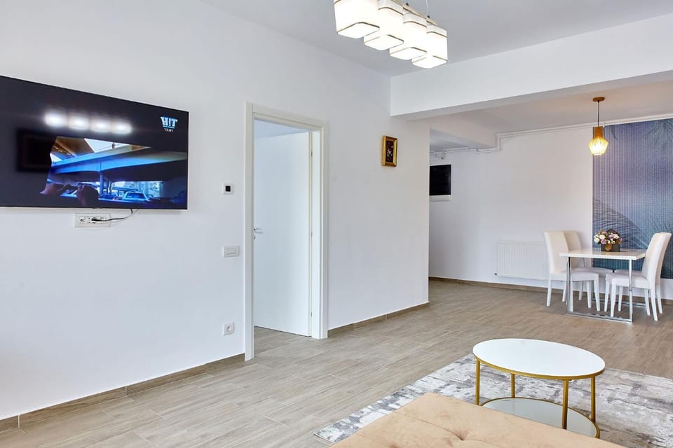 TV and multimedia, Kitchen or kitchenette, Living room, Seating area, Dining area