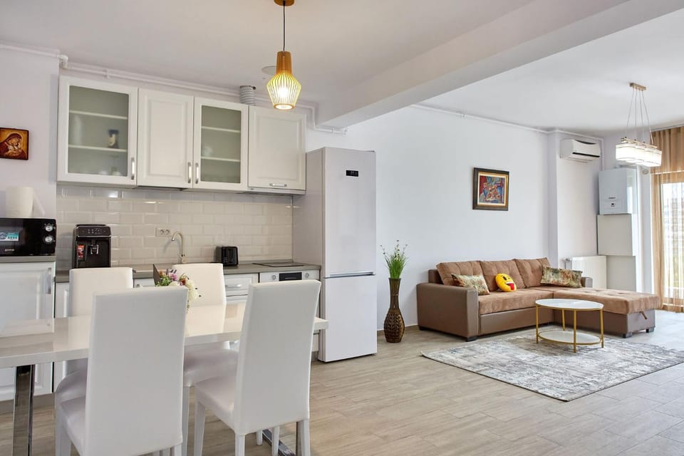 Kitchen or kitchenette, Living room, Seating area, Dining area, minibar, pet friendly, stove, toaster