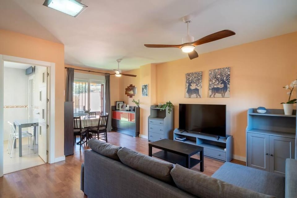 TV and multimedia, Living room, Seating area, Dining area