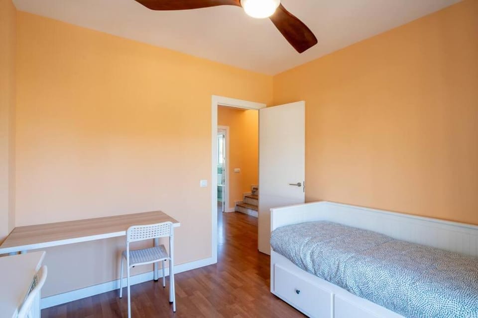Bed, Photo of the whole room, Bedroom