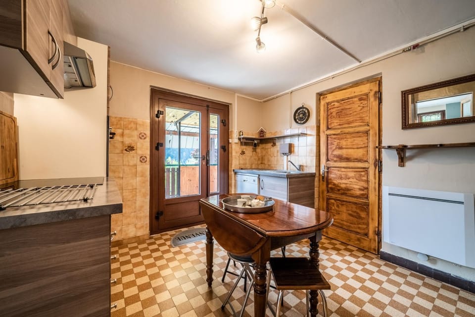 Property building, Kitchen or kitchenette, Living room
