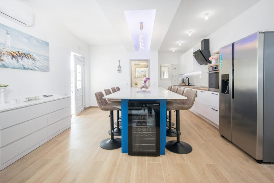 Dining area, minibar, pet friendly, stove, kitchen