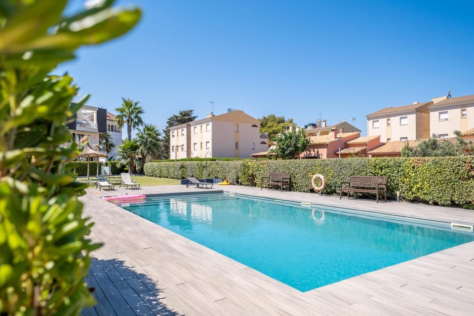Pool view, Swimming pool, sunbed