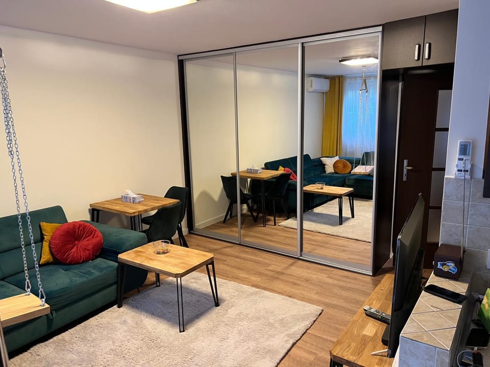 TV and multimedia, Living room, Seating area, hair dresser