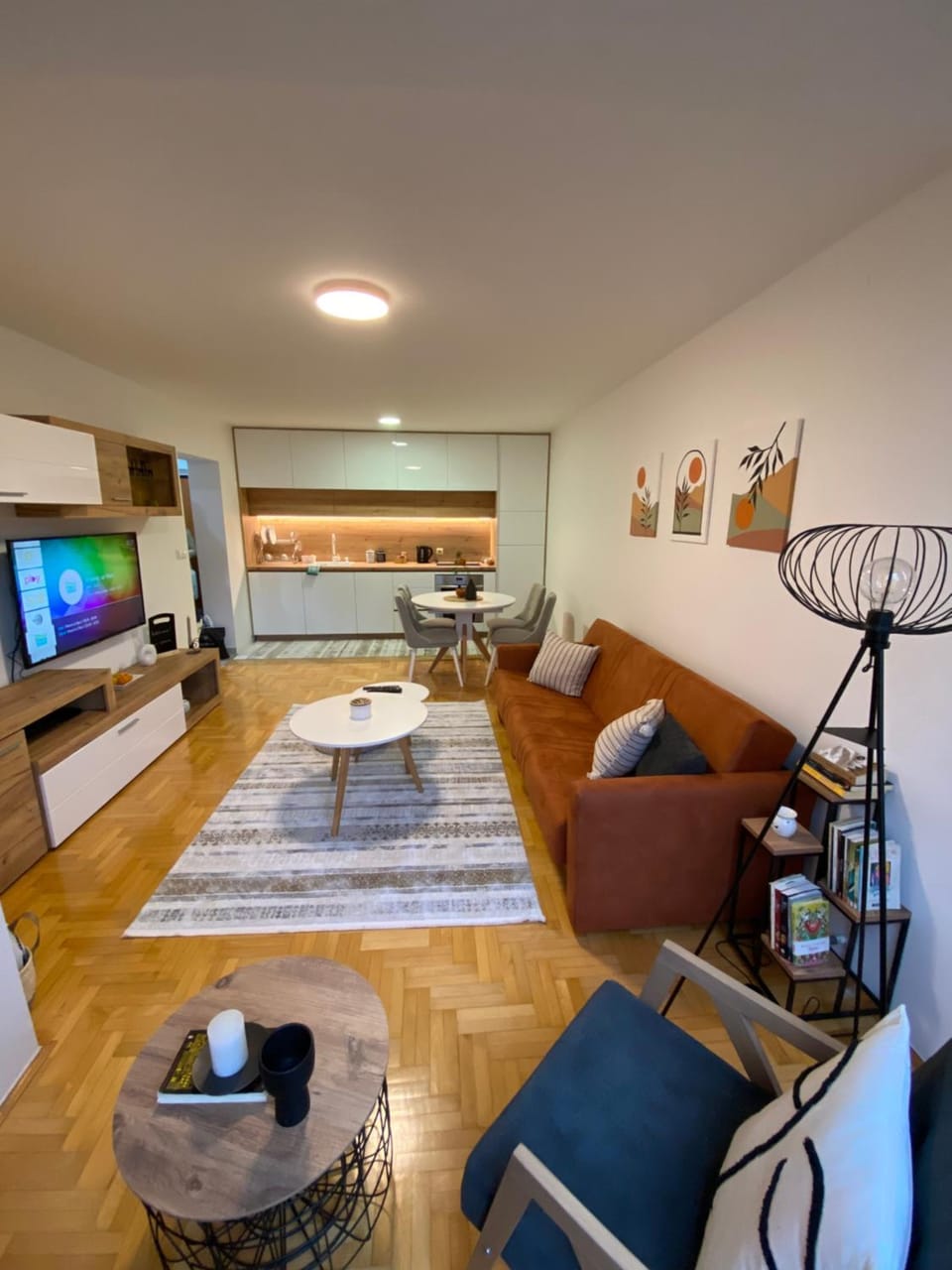 Communal lounge/ TV room, Library, TV and multimedia, Kitchen or kitchenette, Living room, Decorative detail, Seating area, Evening entertainment, Communal kitchen, kitchen