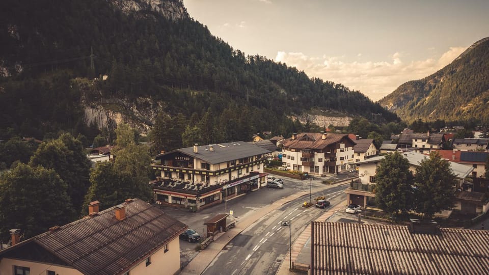 Property building, Neighbourhood, Natural landscape, Mountain view, Location