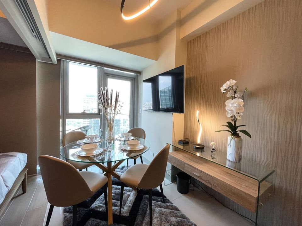 TV and multimedia, Kitchen or kitchenette, Living room, Seating area, Dining area
