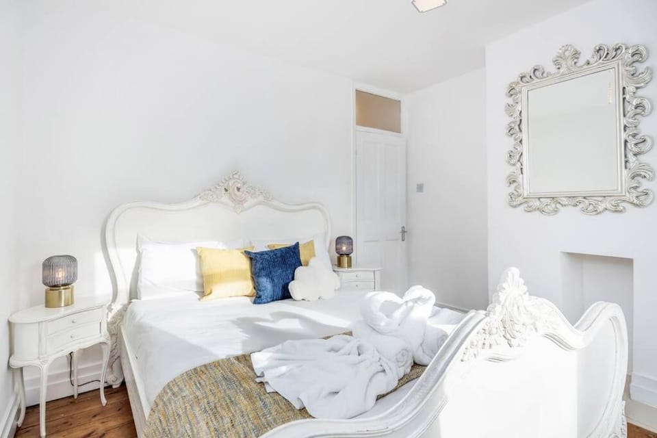 Stylish Victorian 3 Bed House Huge Garden/Parking House in Egham