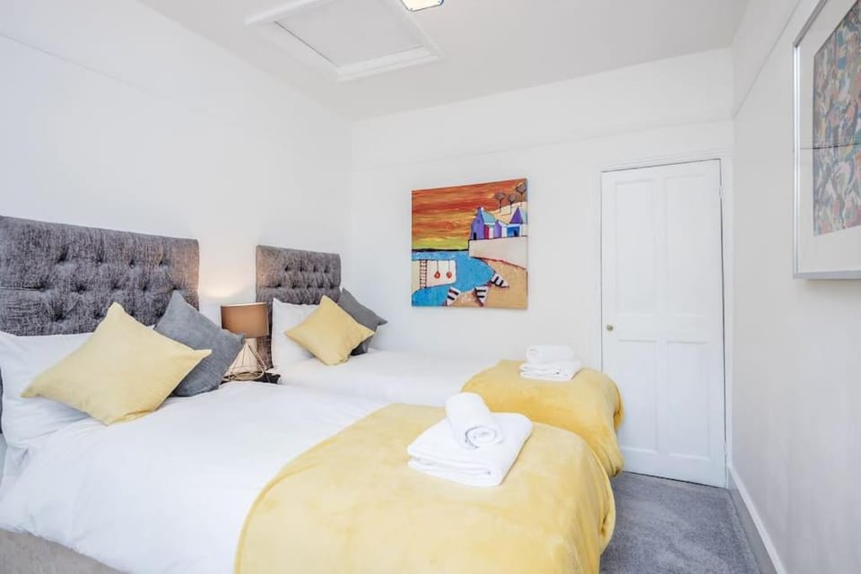 Stylish Victorian 3 Bed House Huge Garden/Parking House in Egham